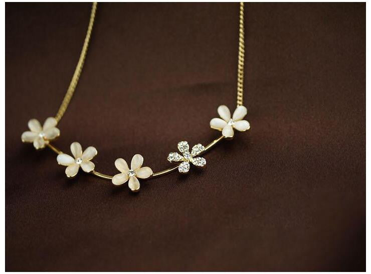 Pretty Flower Necklace - Hello Moa
